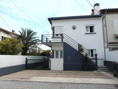 une maison blanche avec un escalier sur son côté dans l'établissement Vllla Reva, à Argelès-sur-Mer