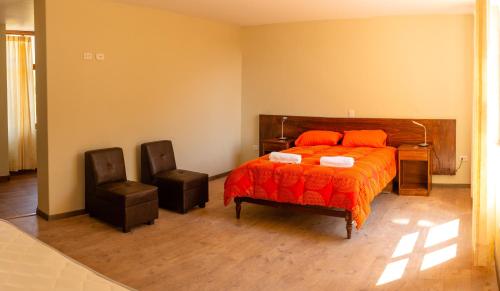烏魯班巴的住宿－Allin Illary Eco Hospedaje，一间卧室配有一张床和一把椅子