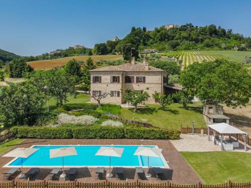 - une vue aérienne sur une maison avec une piscine dans l'établissement Villa La Fonte 14, à Ripatransone