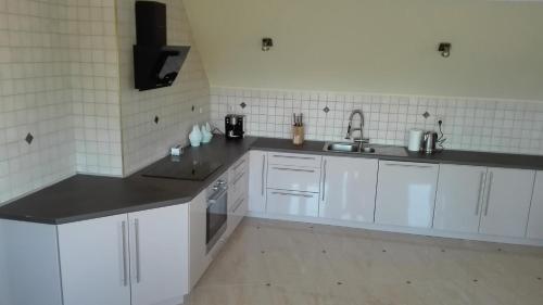 Kuchyňa alebo kuchynka v ubytovaní Apartament 150m2 SZCZYTNO Mazury City CENTER Lake View