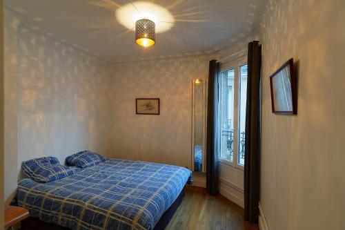 En eller flere senger på et rom på Quiet apartment near Montmartre