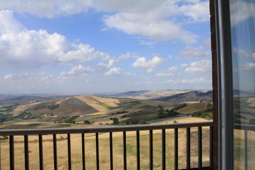 un balcón con vistas a las colinas. en Giulimà B&B en Rocchetta SantʼAntonio