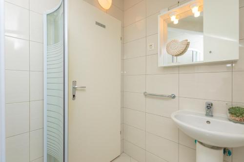 ein weißes Bad mit einer Dusche und einem Waschbecken in der Unterkunft Hedera Estate, Hedera A53 in Dubrovnik