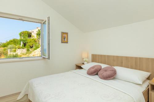 sypialnia z łóżkiem z 2 poduszkami w obiekcie Hedera Estate, Hedera A53 w Dubrowniku