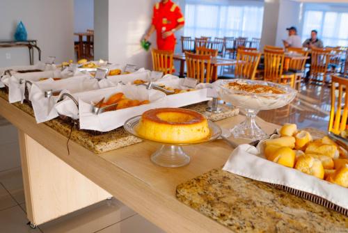 uma mesa com um monte de comida em Abba Hotel em Betim