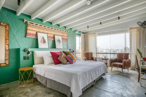 Llit o llits en una habitació de NAIA Miraflores Lima- Formerly Selina Miraflores Lima