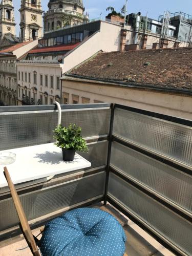 Ein blauer Ottoman steht auf einem Balkon. in der Unterkunft Be a Budapester3 in Budapest
