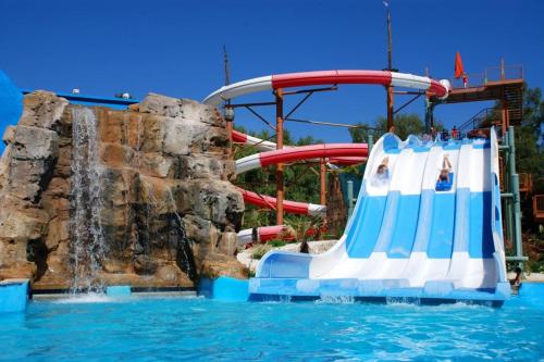 un toboggan aquatique dans un parc aquatique dans l'établissement Appartement au milieu des lacs, au bord du Guiers, à Aoste