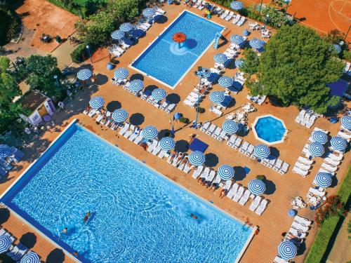 una vista aérea de una piscina con sombrillas y sillas en Victoria Mobilehome Tortoreto Lido, en Tortoreto Lido