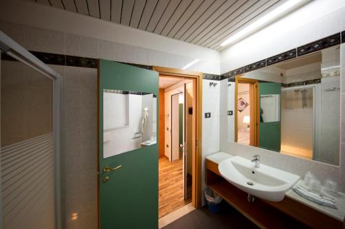 bagno con lavandino e specchio di Hotel Marina Bay a Rimini