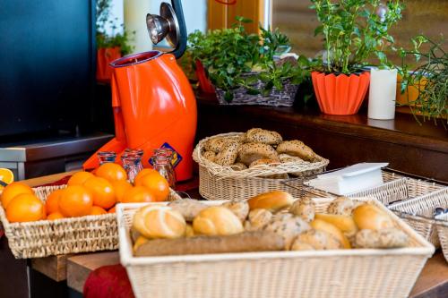 two baskets of bread and oranges on a table at Sissi Park in Lachtal