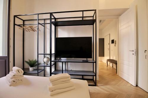 TV at/o entertainment center sa PORTA NUOVA SUITES