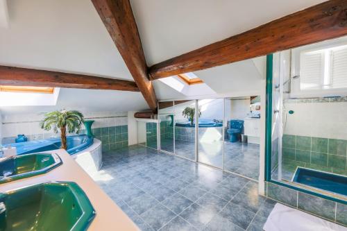 La salle de bains est pourvue de 2 lavabos et de 2 baignoires. dans l'établissement AU BEAU RIVAGE AP2049 by RIVIERA HOLIDAY HOMES, à Nice