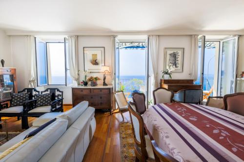 une chambre avec deux lits et une vue sur l'océan dans l'établissement AU BEAU RIVAGE AP2049 by RIVIERA HOLIDAY HOMES, à Nice