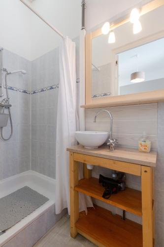 une salle de bain avec un lavabo, une douche et une baignoire dans l'établissement Forville, à Cannes