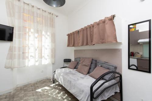 un dormitorio con una cama y una ventana en Forville, en Cannes