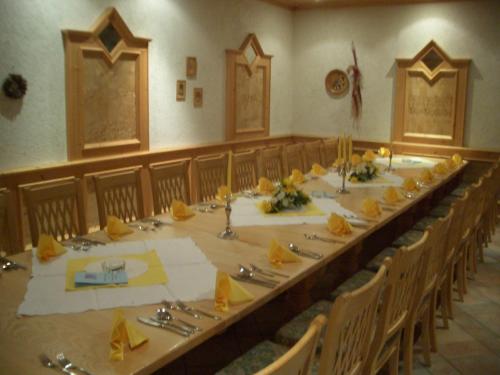 uma mesa longa numa sala grande com mesas e cadeiras em Weinhotel Wagner em Frankenthal