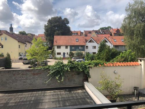 Blick auf eine Stadt von einer Straße mit Häusern in der Unterkunft Apartment Hildesheim in Hildesheim