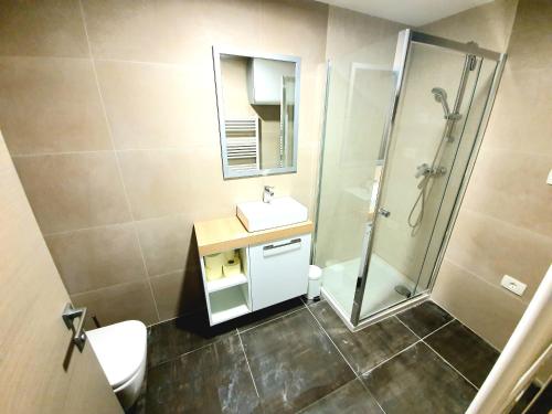 uma casa de banho com um lavatório e um chuveiro em Casa Orange em Koper