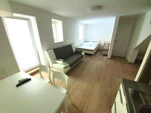 ein Wohnzimmer mit einem Sofa und einem Tisch in der Unterkunft Casa Orange in Koper