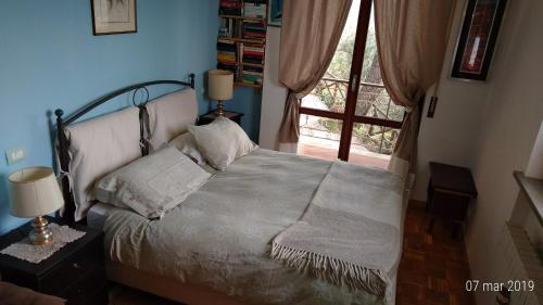 una camera con un letto e una finestra con una porta di Residenza Montevile di Spaccini Gabriella a Ponte San Giovanni