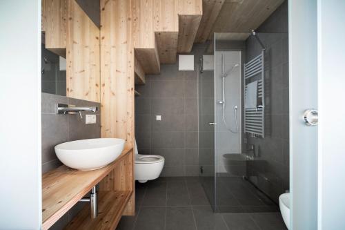 uma casa de banho com um lavatório e um WC em Kristplonerhof em Bolzano