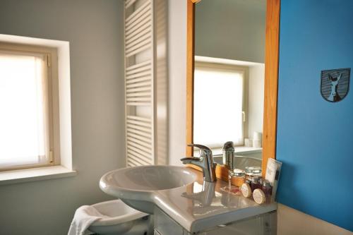 een badkamer met een wastafel en een spiegel bij Villa Dragoni in Buttrio