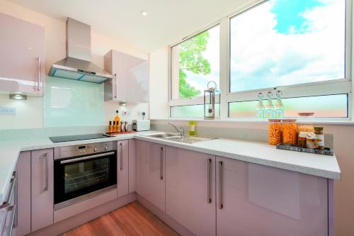 Kitchen o kitchenette sa Portfolio Apartments - Stevenage Town Centre