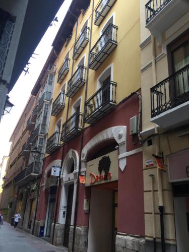 una fila de edificios con balcones en una calle en Apartamentos Turisticos Torico Amantes en Teruel