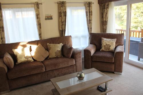 a living room with two couches and a coffee table at Moonlight Ridge -2 bedroom lodge with hot tub in Felton