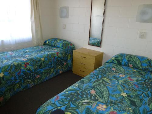 Una cama o camas en una habitación de Mana-Nui Motel