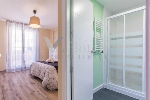 - une chambre avec un lit et une porte coulissante en verre dans l'établissement AYZ Villegas - Auto check-in property, à Madrid