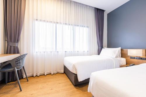 Кровать или кровати в номере Icon Park Hotel, Chiang Mai- SHA Extra Plus