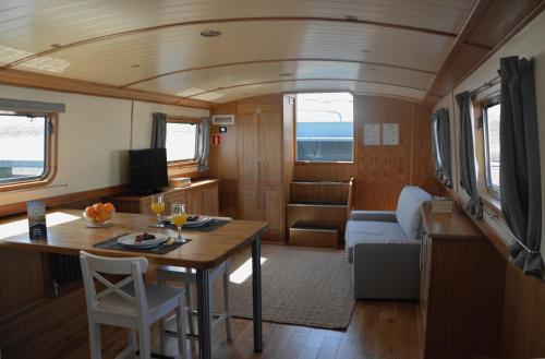 a dining room and living room in a train car at Tagus Marina in Lisbon