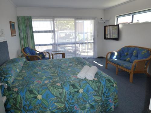 Un pat sau paturi într-o cameră la Mana-Nui Motel