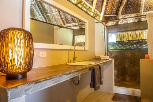 uma casa de banho com um lavatório e um espelho em Senda Cabaña Barlovento em Los Naranjos