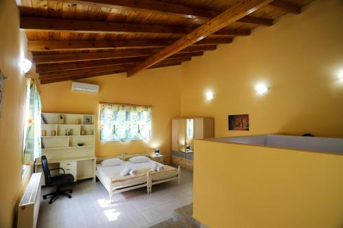 Postel nebo postele na pokoji v ubytování George's Sweet n' Cozy Maisonette in Ipsos Corfu