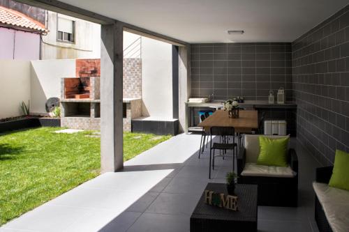 um pátio exterior com uma mesa e uma cozinha em StoneHouse em Ponta Delgada