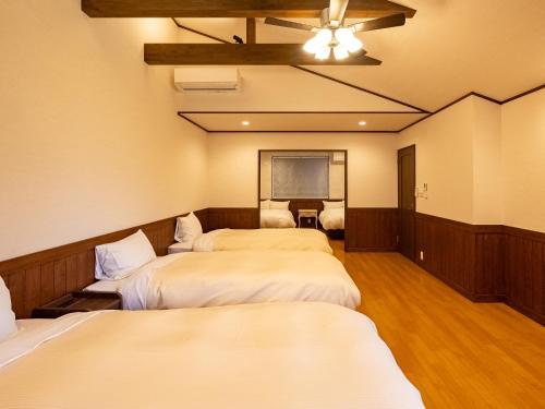 En eller flere senge i et værelse på Villa Ensoleille