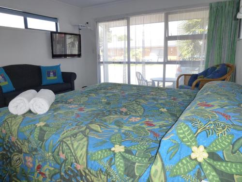 Una cama o camas en una habitación de Mana-Nui Motel