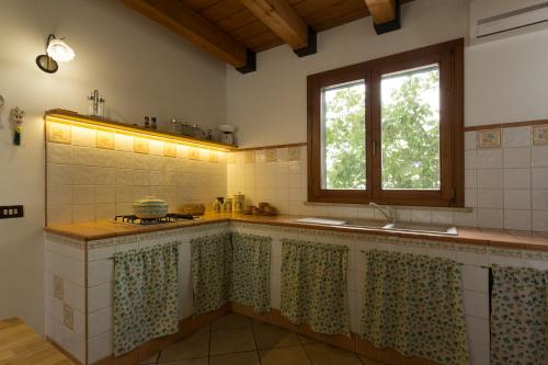 Η κουζίνα ή μικρή κουζίνα στο Villa Calaforno