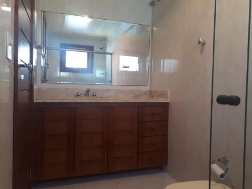 ブジオスにあるCasa Paradiso Temporada em Búziosの洗面台と大きな鏡のあるバスルーム