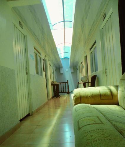 a hallway with a couch in a room with a ceiling at Hotel Ciudad Señora Buga in Buga