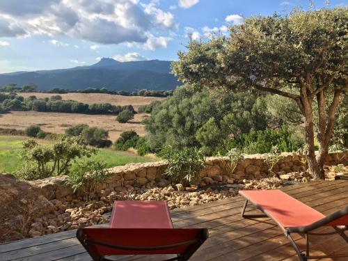 twee stoelen en een tafel op een terras met uitzicht bij Villa A LICCIA in Figari