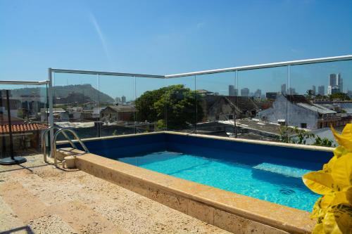 une piscine sur le toit d'un bâtiment dans l'établissement Casa Ebano 967, à Carthagène des Indes
