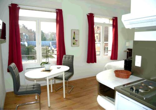 Η κουζίνα ή μικρή κουζίνα στο Apparthotel Douai Gare