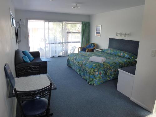 Una cama o camas en una habitación de Mana-Nui Motel