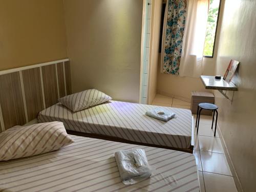 HOTEL FLOR DO AMAZONAS (ADULTS ONLY) في ساو كايتانو دو سول: سريرين توأم في غرفة مع نافذة