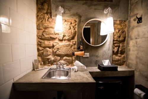 La salle de bains est pourvue d'un lavabo et d'un miroir. dans l'établissement Hotel Casa Panama, à Panama City