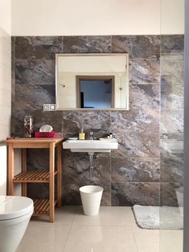 uma casa de banho com um lavatório e um espelho em Penzion Lednice em Lednice